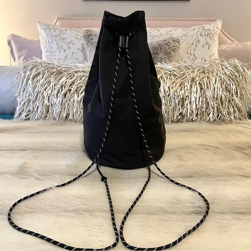 New PINK By VICTORIA’S SECRET Black Padded Drawstring Tote Backpack Circle